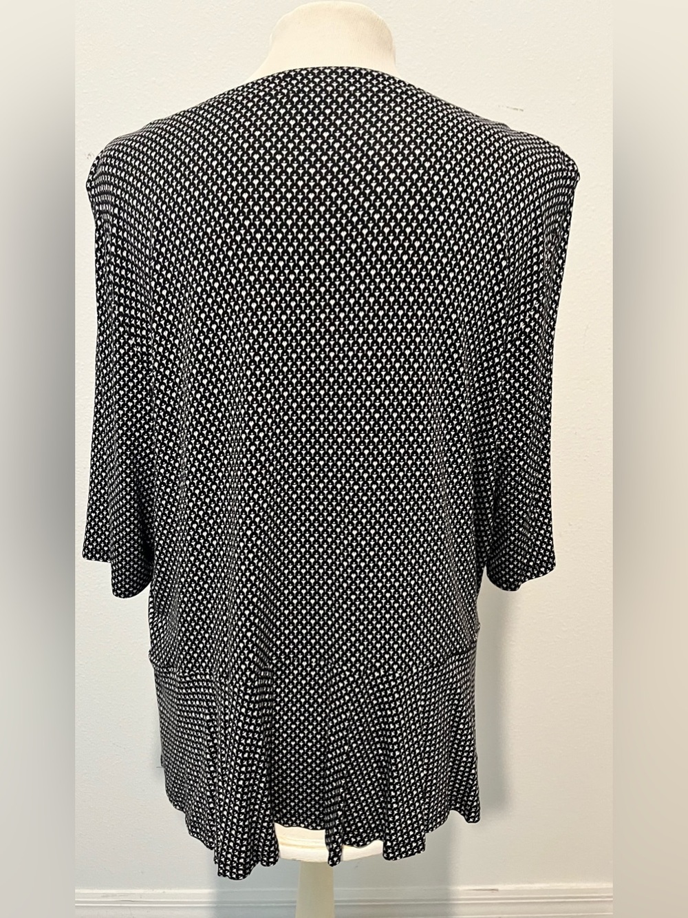 Liz Claiborne Black and White Geometric 3/4 Sleeve Career Blouse - Picture 3 of 5